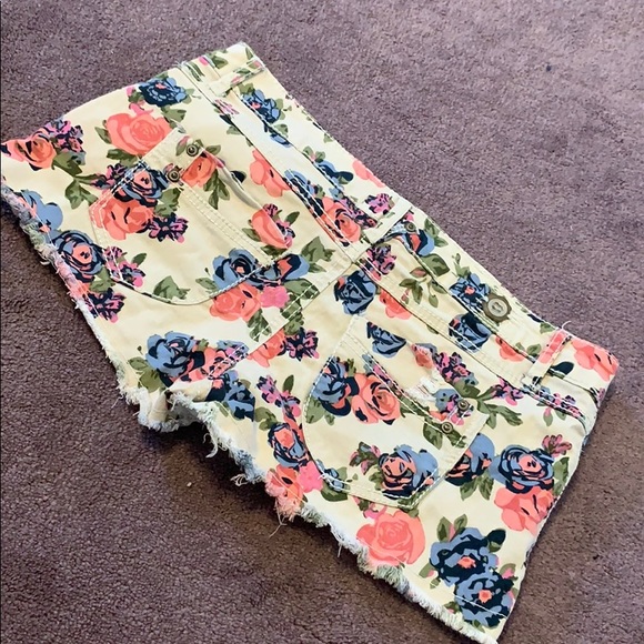 Mini shorts - Picture 2 of 2